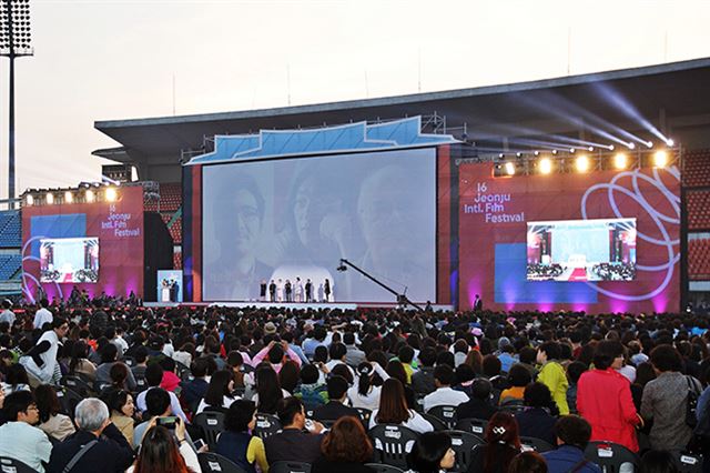 지난달 30일 오후 전북 전주시 전주종합경기장에서 제16회 전주국제영화제 개막식이 열리고 있다. 전주국제영화제 제공