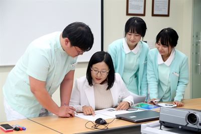 단국대 임상전문간호학과 학생들이 토론수업을 하면서 담당교수와 의견을 나누고 있다. 단국대 제공