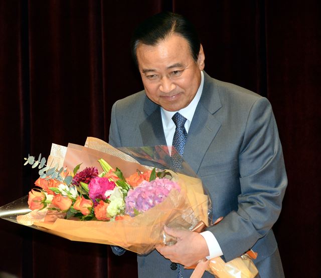 이완구 국무총리가 27일 오후 정부서울청사 별관 대강당에서 이임식에서 꽃다말을 받고 있다. 오대근기자 inliner@hk.co.kr