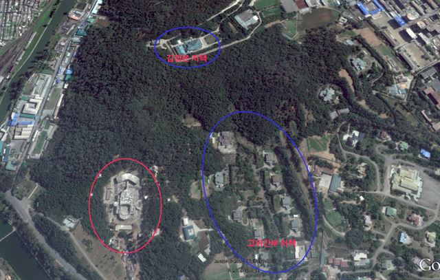 북한이 최근 완공했다는 국가우주개발국 위성관제종합지휘소가 평양 보통강구역 서재골 내 김정은 북한 국방위원회 제1위원장 저택 바로 옆에 위치한 것으로 확인됐다. 구글어스의 위성사진에 따르면 북한이 로켓발사의 관제센터로 신축한 지휘소는 김정은의 자택뿐 아니라 북한 고위간부들의 집단 거주지와도 가깝다. 구글/연합뉴스