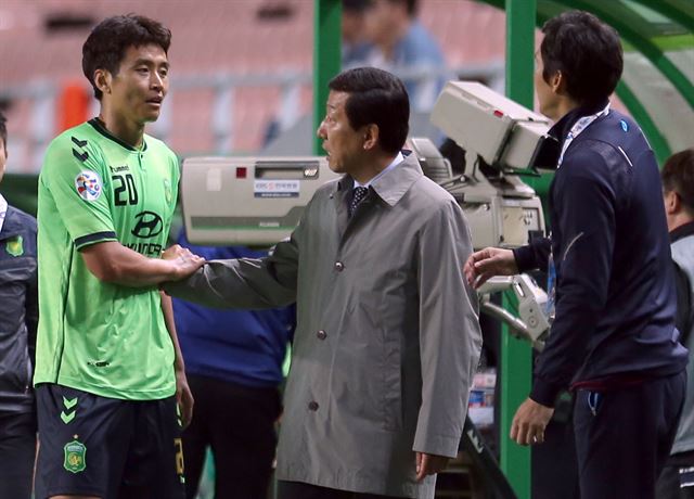 6일 전주월드컵경기장에서 벌어진 아시아챔피언스 축구(AFC) 조별리그에서 산둥 루넝에 승리한 전북현대 최강희 감독이 수훈갑인 이동국을 격려하고 있다. 연합뉴스