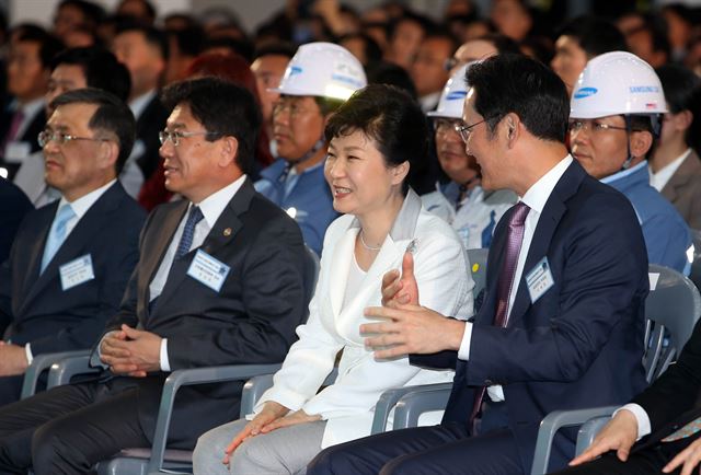 박근혜 대통령이 7일 오전 경기도 평택 고덕 국제화계획지구 내 부지에서 열린 삼성전자 반도체 평택공장 기공식에 참석, 축하 영상을 보며 이재용 부회장 과 이야기하고 있다. 연합뉴스