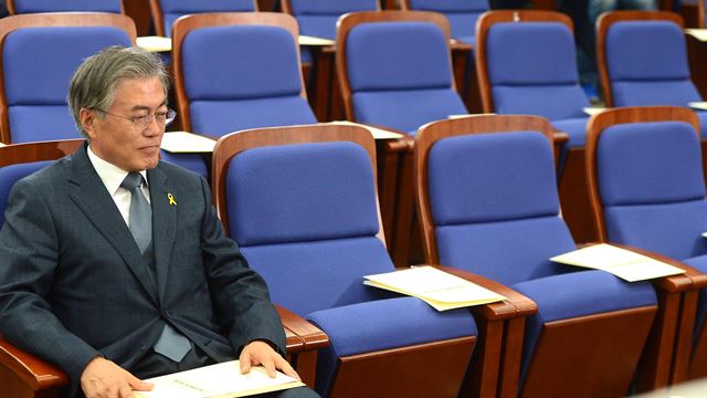 문재인 새정치민주연합 대표가 7일 국회에서 원내대표 경선이 열리기 직전 골똘히 생각에 잠겨 있다. 뉴시스