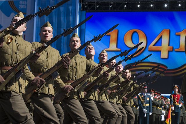 제2차 세계대전 승전 70주년 기념식 리허설이 열린 모스크바 붉은광장에서 7일 러시아 군인들이 당시 군복을 입고 행진하고 있다. 모스크바=AP 연합뉴스