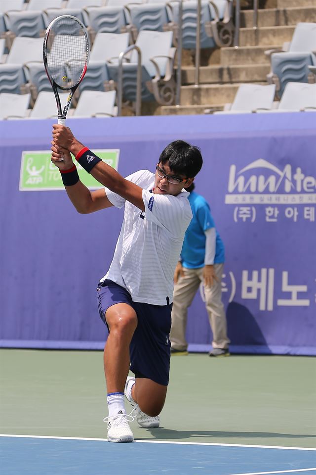 정현이 8일 부산 스포원파크 테니스코트에서 열린 남자프로테니스(ATP) 부산오픈 챌린지대회 단식 3회전에서 백핸드로 응수하고 있다. 대한테니스협회 제공