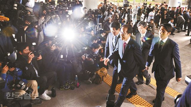 홍준표 경남도지사가 검찰 조사를 받기 위해 8일 오전 서울 서초구 서울고등검찰청에 변호인단과 함께 들어서고 있다. 배우한기자 bwh3140@hk.co.kr