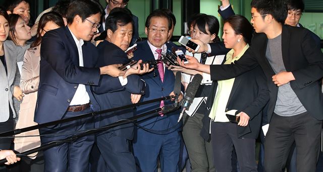 '성완종 리스트'에 오른 홍준표 경남도지사가 검찰 조사를 마치고 9일 오전 서울 서초구 서울고등검찰청을 나서고 있다. 연합뉴스