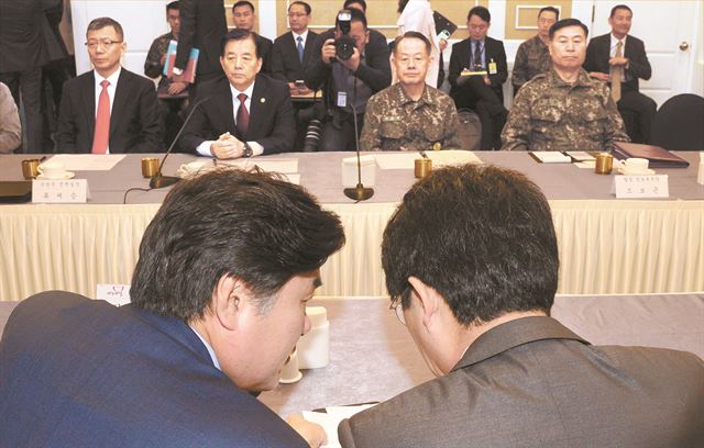 11일 국회 귀빈식당에서 열린 긴급 안보 대책 당정협의회에서 새누리당 원내지도부가 자료를 검토하고 있는 가운데 맞은편에 앉은 한민구(왼쪽 두 번째) 국방부 장관과 최윤희(왼쪽 세 번째) 합참의장 등이 굳은 표정으로 회의 시작을 기다리고 있다. 오대근기자 inliner@hk.co.kr