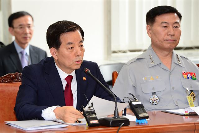 한민구 국방장관이 11일 국회 새정치민주연합 당대표회의실에서 북한 잠수함 발사 탄도미사일(SLBM) 수중 사출시험에 성공 등에 대해 보고하고 있다. 오대근기자 inliner@hk.co.kr