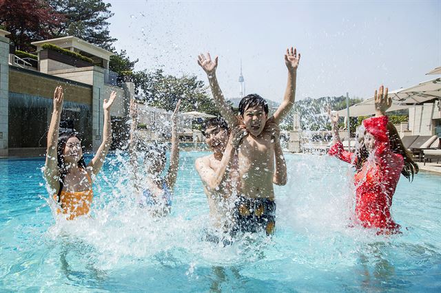 서울신라호텔의 야외수영장 '어번 아일랜드'