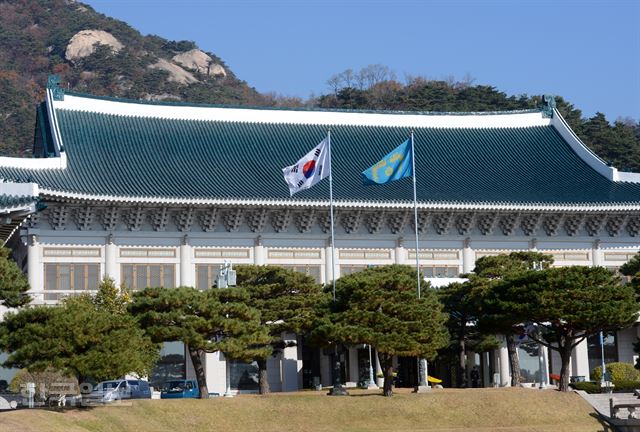 국민연금 소득대체율 인상안에 대한 현 정권의 반대 입장은 확고하다. 청와대는 10일 김성우 홍보수석의 춘추관 브리핑을 통해 “소득대체율을 50%로 올리면 향후 65년 간 미래세대의 추가 세 부담이 1,702조원에 달한다”고 주장했다. ‘더 받으려면 더 내야 한다’는 점을 환기해 국민연금 강화론에 쏠린 민심을 돌리려는 의도로 해석된다. 하지만 극단적 가정을 총동원, 사실을 왜곡한 궤변이란 지적이다. 사진은 청와대 본관 앞. 한국일보 자료사진