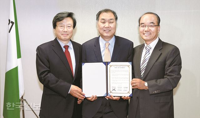 12일 오후 서울 소공동 한국일보 본사에서 김형기(왼쪽부터) 좋은정책포럼 공동대표와 이종승 한국일보 사장, 박재완 한반도선진화재단 이사장이 국민 통합을 기치로 다양한 정책 대안을 제시하기 위한 3자 업무협약서에 서명한 뒤 기념촬영을 하고 있다. 홍인기기자 hongik@hk.co.kr