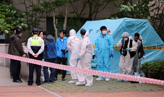 13일 오전 부산시 해운대구에 있는 한 아파트에서 일가족 5명이 숨진 채로 발견돼 경찰이 수사를 벌이고 있다. 연합뉴스