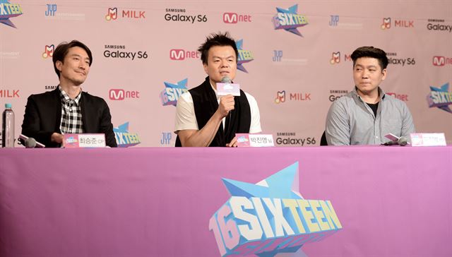 지난달 29일 JYP 뉴 걸그룹 데뷔 프로젝트 Mnet '식스틴(SIXTEEN )'제작발표회에서 박진영 음반제작자가 프로그램 소개를 하고 있다. (왼쪽부터)최승준 CP, 박진영, 김정범 PD. 뉴시스