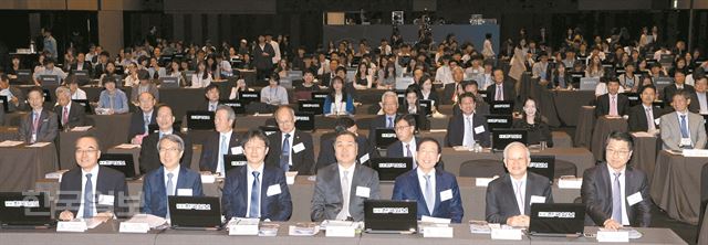 13일 서울 신라호텔에서 열린 본사 주최 ‘2015 한국포럼’ 참석자들이 개막행사를 보고 있다. 왼쪽부터 박재완 전 기획재정부장관, 정운찬 전 총리, 유승민 새누리당 원내대표, 이종승 한국일보사장, 박원순 서울시장, 손경식 CJ회장, 진웅섭 금융감독원장. 홍인기기자 hongik@hk.co.kr