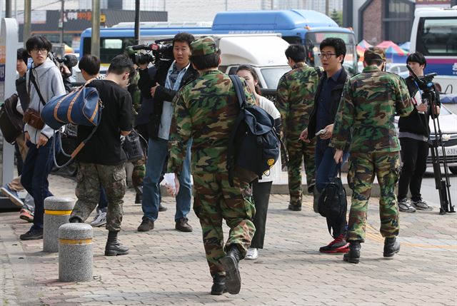 총기사고가 난 서울 내곡동 예비군훈련장에 입소한 예비군 가운데 일부가 14일 부대 버스를 타고 조기퇴소, 송파구 복정역 인근에 내린 뒤 귀가하고 있다. 육군은 "52사단 210연대에서 동원훈련 중인 예비군 중 26명이 오늘 오전 10시 퇴소했다"며 "나머지 예비군은 점심 이후 수사 진행 상황을 고려해 퇴소 시간을 결정할 것"이라고 말했다. 이들은 희망에 따라 버스를 이용해 훈련장을 나선 뒤 인근 지하철역에 내렸다. 연합뉴스