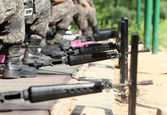 예비군 훈련장에서 발생한 총기사고로 3명이 숨진 가운데 14일 육군 32사단 예하 대전 유성구 예비군훈련소에서 정상적인 실탄훈련이 진행되고 있다. 군은 실탄을 3발씩 탄창 2개에 나눠 지급하고, 총기이탈방지대와 안전고리를 단단히 묶어 총구를 돌리지 못하도록 하는 등 안전통제 규정을 강화했다. 연합뉴스