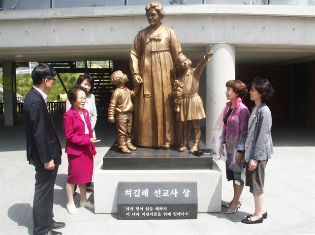 배재대 유아교육과 전ㆍ현직 교수들이 14일 학과 설립자인 하워드 선교사 동상 앞에서 스승인 하워드 교수에 대해 이야기를 나누고 있다. 왼쪽부터 이대균, 이선희, 송유진, 오영희, 이성희 교수. 배재대 제공 /2015-05-14(한국일보)