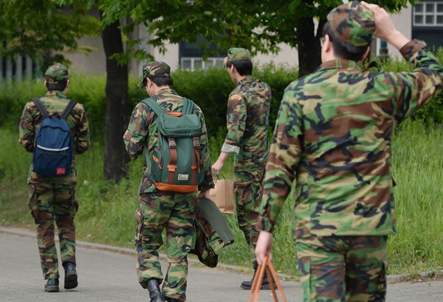 예비군 총기난사 사건 발생 다음 날인 14일 오후 서울 내곡동 송파ㆍ강동 예비군훈련장에 입소했던 예비군들이 서울 송파구 복정역 일대까지 후송해 준 버스에서 내려 귀가하고 있다. 뉴시스