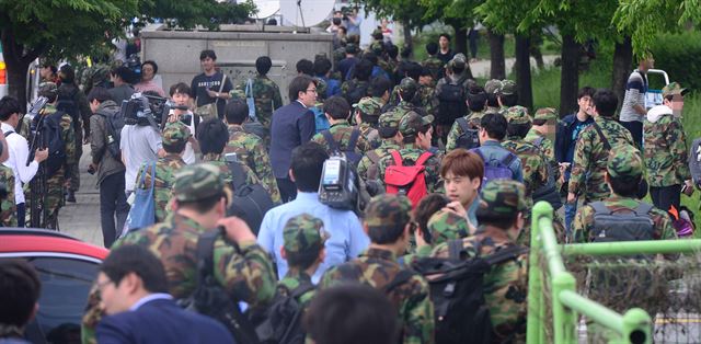 예비군 총기난사 사건 발생 다음 날인 14일 오후 서울 내곡동 송파 강동 예비군훈련장에 입소했던 예비군들이 서울 송파구 복정역 일대까지 후송해 준 버스에서 내려 귀가하고 있다. 뉴시스