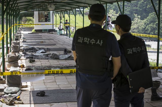 예비군 총기 난사 사건 발생 다음 날인 14일 오후 서울 내곡동 예비군훈련장 내 사고현장인 예비군사격장을 군 관계자가 공개하고 있다.연합뉴스