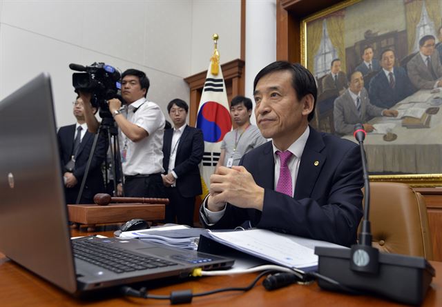 이주열 한국은행 총재가 15일 오전 서울 중구 한국은행에서 현재 연 1.75%인 기준금리 조정 안건을 심의하기 위한 금융통화위원회의를 주재하고 있다. 연합뉴스