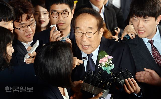 검찰의 '중앙대학교 특혜' 수사관련 중앙대 재단 이사장을 지낸 박용성 전 두산그룹 회장이 피의자 신분으로 15일 오전 서울 서초구 서울중앙지방검찰청으로 출석하고 있다. 가슴에는 중앙대 학생들이 달아준 카네이션이 달려 있다. 배우한기자 bwh3140@hk.co.kr