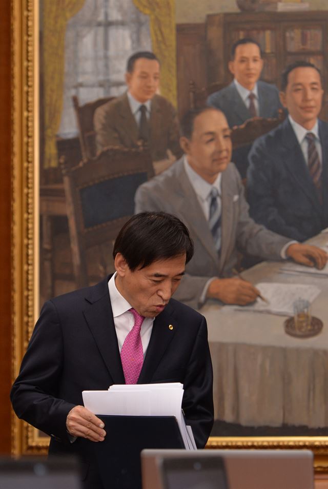 이주열 한국은행 총재가 15일 서울 중구 한은 본관에서 열린 금융통화위원회 회의에 참석해 자리에 착석하고 있다. 연합뉴스