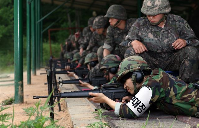 15일 대전 유성구 예비군훈련소에서 예비군들이 실탄 사격 훈련을 하고 있다. 군은 13일 발생한 서울 내곡동 예비군훈련장 총기 난사 사건 이후 총기 이탈방지대의 안전고리를 단단히 묶어 총구를 돌리지 못하도록 했고, 예비군 1명당 조교 1명을 배치하는 등 안전규정을 강화했다. 대전=뉴시스