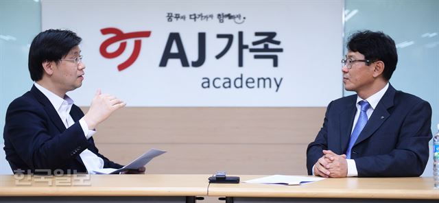 AJ렌터카 재무담당 최고 책임자(CFO)인 김규호(오른쪽)기획본부 상무가 한병화 유진투자증권 리서치센터 연구위원의 질문에 답변하고 있다. 이명현 인턴기자(숙명여대 미디어학부4)