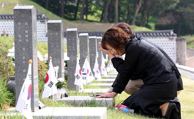 5·18민주화운동 35주년 기념식을 하루 앞둔 17일 오전 광주 북구 운정동 국립5·18민주묘지에서 박현숙 열사의 친언니인 박현옥씨가 눈물을 흘리며 참배하고 있다. 뉴시스