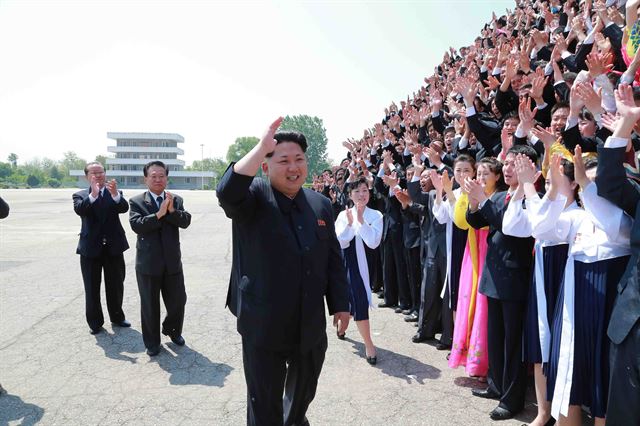 김정은 북한 국방위원회 제1위원장이 제2차 전국청년미풍선구자대회 참가자들과 기념사진을 찍었다고 조선중앙통신이 17일 보도했다. 촬영에는 황병서 군 총정치국장, 최룡해 노동당 비서, 리일환 당 부장, 전용남 청년동맹 중앙위원장이 함께했다. 연합뉴스