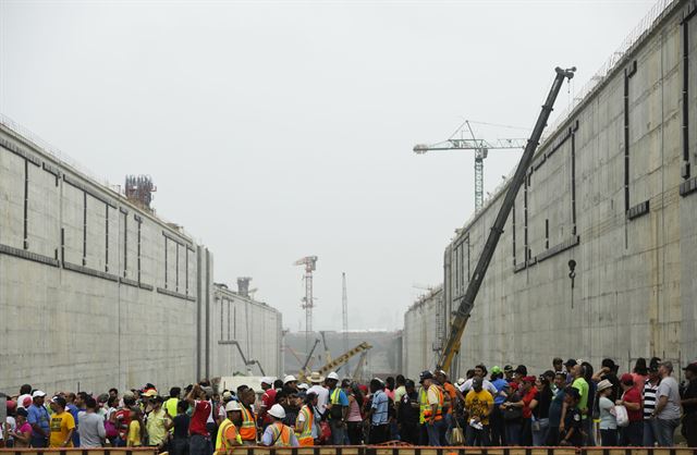 파나마의 수도 파나마시티 부근 코콜리의 파나마 운하 확장 현장을 방문한 시민들이 운하 내부를 걸어보고 있다. 파나마 운하 당국이 일반에 운하 태평양 쪽이 새로 확장된 수문 공개 투어를 제공함으로써 방문객들은 물이 채워지기 전 확장된 수문 안쪽을 돌아볼 수 있는 기회를 가졌다. 코콜리=AP 연합뉴스