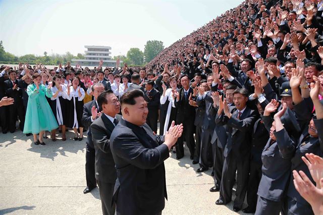 김정은 북한 국방위원회 제1위원장이 제2차 전국청년미풍선구자대회 참가자들과 기념사진을 찍었다고 조선중앙통신이 17일 보도했다. 촬영에는 황병서 군 총정치국장, 최룡해 노동당 비서, 리일환 당 부장, 전용남 청년동맹 중앙위원장이 함께했다. 연합뉴스