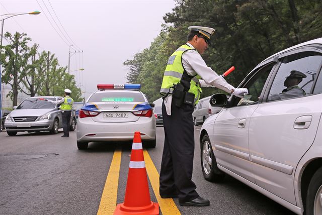 5,6월 낮술 음주사고가 빈발하면서 경찰이 행락지 주변 집중 단속에 나선 가운데 19일 오후 서울 우이동 먹자골목 부근에서 경찰이 음주운전 단속을 하고 있다. 연합뉴스