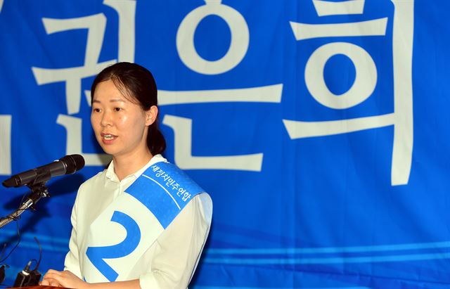 지난해 7월 15일 오후 광주 광산구 수완동에서 7·30 국회의원 보궐선거 새정치민주연합 광주 광산구(을) 권은희 후보의 선거사무소 개소식이 열리고 있는 가운데 권 후보가 인사말을 하고 있다. 뉴시스