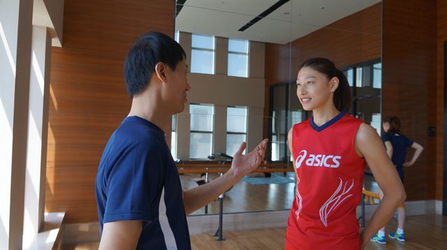 이정철(왼쪽) 여자배구대표팀 감독이 19일 중국 톈진 대표팀 훈련장에서 주장 김연경과 얘기를 나누고 있다.