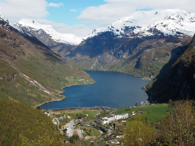 전망대에서 바라 본 에이랑에르 피오르(Geirangerfjord). 아찔한 빙하절벽, 눈부시게 푸른 바다, 아담한 마을이 한 데 어우러져 비현실적인 풍경을 이룬다.