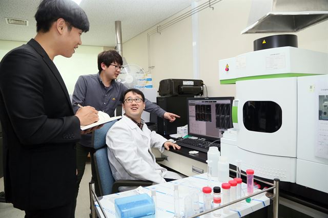 단국대 공동기기센터 연구진이 링크사업단 가족회사에서 의뢰한 시료의 성분 분석실험을 하고 있다. 단국대 제공