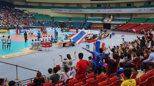 태국 관중들이 20일 중국 톈진체육관에서 열린 2015 아시아여자배구선수권 대만과의 조별예선에서 자국 대표팀을 응원하고 있다.