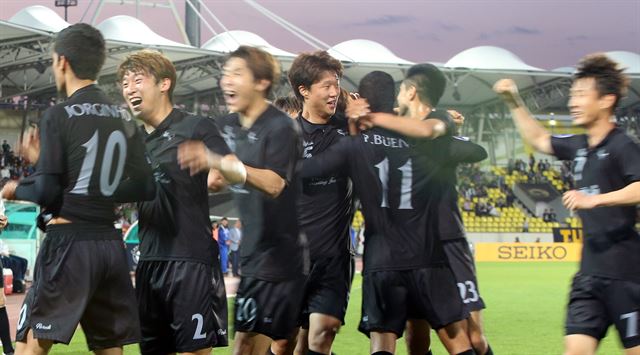 20일 경기 성남 탄천종합운동장에서 벌어진 2015 아시아축구연맹(AFC) 챔피언스리그 16강 1차전 성남 FC와 광저우 헝다의 경기 전반 성남 조르징요(왼쪽)가 팀의 첫번째 골을 넣자 성남 선수들이 함께 기뻐하고 있다. 성남=연합뉴스