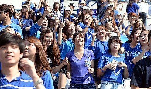 지난해 서울 잠실야구장에서 열린 '2014 정기 연세대학교·고려대학교 친선경기대회' 야구 경기에서 연세대학교 학생들이 열띤 응원을 하고 있다. 뉴시스