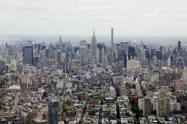 원월드트레이드센터 전망대(One World Observatory)가 오는 29일 공식 개장을 앞두고 20일(현지시간) 언론 공개행사가 열린 가운데 전망대에서 바라본 미드타운 맨해튼 전경. AP 연합뉴스