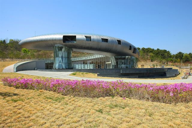 한국원자력환경공단이 경주 방폐장 부지에 건립한 방문객 센터 '코라디움'. 공단은 시설의 적극적인 개방으로 시민들과 소통하고 있다. 한국원자력환경공단 제공