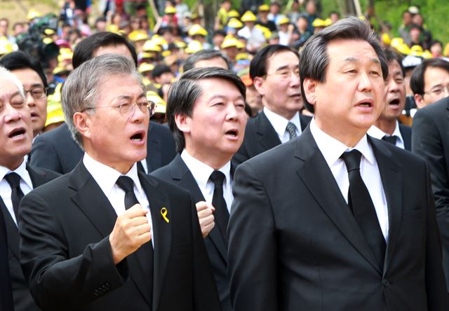 23일 오후 경남 김해시 진영읍 봉하마을 노무현 전 대통령 묘역에서 열린 '노무현 전 대통령 6주기 추도식'에서 김무성 새누리당 대표, 문재인 새정치민주연합 대표가 '임을 위한 행진곡'을 부르고 있다. 연합뉴스