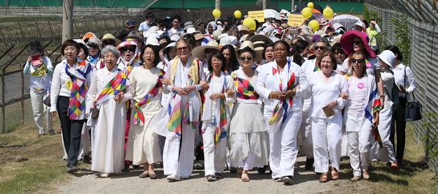 북한에서 경의선 육로로 군사분계선을 넘어온 위민크로스DMZ(WCD) 여성운동가들이 24일 경기 파주 임진각 민통선 철책길을 걷고 있다. 여성운동가 글로리아 스타이넘(앞줄 왼쪽서 네 번째)이 주도한 '한반도 여성 평화걷기' 행사는 한반도 평화와 남북통일을 염원하며 비무장지대(DMZ)를 걸어서 넘고 싶다는 의미로 기획됐다. 파주=서재훈기자spring@hk.co.kr