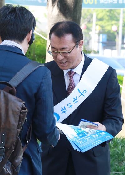 유구현 우리카드 사장이 고객과 직접 만나기 위해 참여한 길거리 캠페인에서 판촉물을 나눠주고 있다. 우리카드 제공