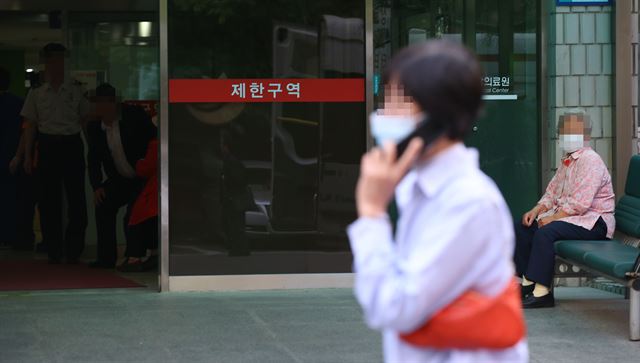 26일 질병관리본부는 국내 첫 중동호흡기증후군(MERS·메르스) 환자를 치료한 의사와 간호사 등 2명이 발열 증세로 유전자 검사를 받게 됐다고 밝혔다. 연합뉴스