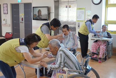 한수원 직원들이 최근 경북 영덕군에 있는 한 노인복지센터에서 어르신들 점심 수발을 들고 있다. 한수원 제공