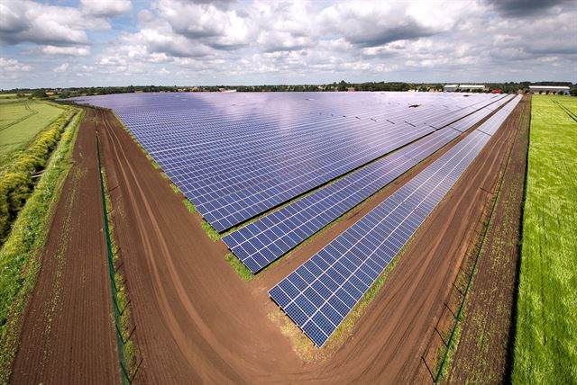 한화큐셀은 영국 케임브리지 스토브리지에 24.3MW 규모의 태양광 발전소를 건설했다. 한화그룹 제공